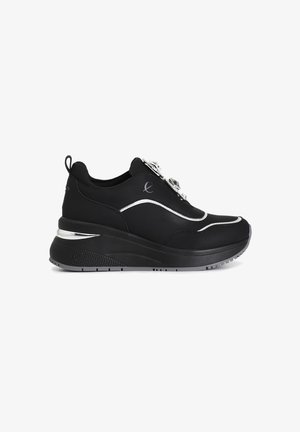 Czarny sneaker z gładkimi tkaninami cholewy, metalicznymi akcentami i masywną podeszwą. Posiada zamek błyskawiczny i teksturowaną gumową podeszwę.