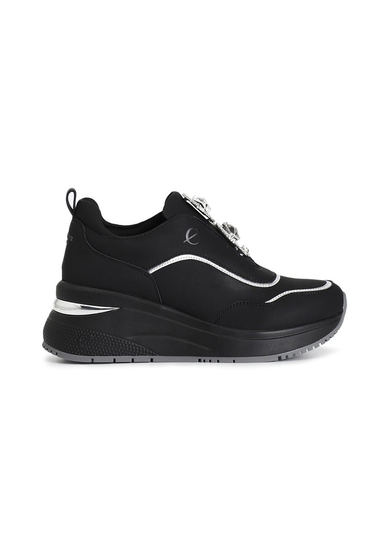 Sneaker nera con tomaia in tessuto liscio, accenti metallici e suola chunky. Presenta una chiusura con zip e suola in gomma testurizzata.