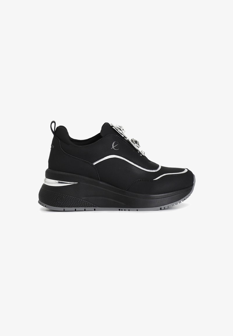 Sneaker nera con tomaia in tessuto liscio, accenti metallici e suola chunky. Presenta una chiusura con zip e suola in gomma testurizzata.