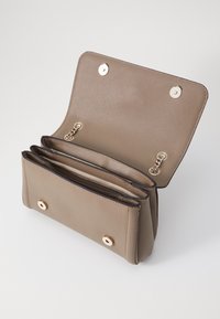 Guess NOELLE CONVERTIBLE - Borsa a tracolla - dark taupe