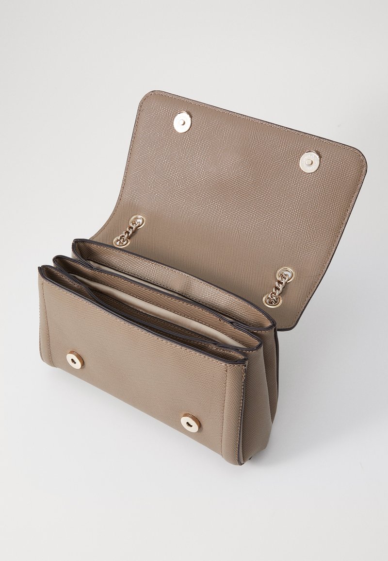 GUESS Noelle Borsa A Tracolla Convertibile In Ecopelle Marrone, Con Catena E Chiusura A Pattina, Dimensioni 26x17x8 Cm - 2