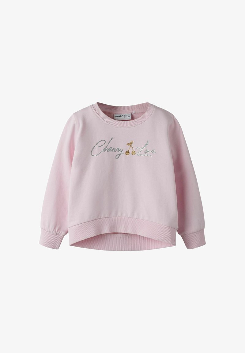 Sweat-shirt pour enfants à manches longues de couleur rose clair avec le texte "Cherry Love" en paillettes argentées et un motif de cerise en paillettes dorées sur le devant.