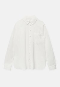 Chemise blanche à manches longues avec col et poche poitrine simple, présentée à plat sur un fond blanc.