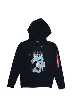 Schwarzer Hoodie mit hellblauem und rosa Drachenmotiv sowie "ALPHA INDUSTRIES" Schriftzug auf der Vorderseite, rotem Etikett an der Reißverschlusstasche am linken Ärmel.
