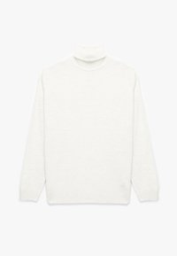 Suéter blanco de cuello alto con mangas largas, hecho de una tela suave, con una textura acanalada alrededor del cuello y los puños. Diseño sencillo.