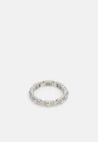 Anillo de plata con secciones alternas lisas y decoradas, que presenta acentos circulares y piedras engastadas, exhibiendo un diseño geométrico.