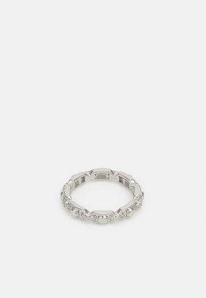 Zilveren ring met afwisselend gladde en versierde secties, met cirkelvormige accenten en ingelegde stenen, die een geometrisch ontwerp vertoont.