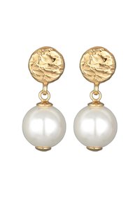 Ohrringe in Goldfarbe mit strukturierten runden Stecken und großen, glatten, weißen Perlenanhängern. Schlichtes, aber elegantes Design mit einem klassischen Finish.