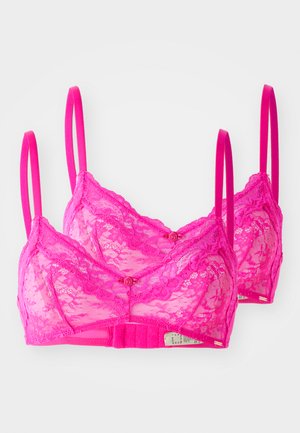 Kanten bralette in felroze met bloemenpatroon, verstelbare bandjes, knoopaccenten en elastische band voor ondersteuning. Twee delen inbegrepen.