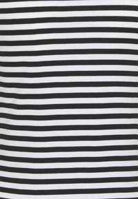 Schwarz-weißer gestreifter Stoff mit horizontalen Linien gleicher Breite. Das Material wirkt weich mit einer glatten Textur.