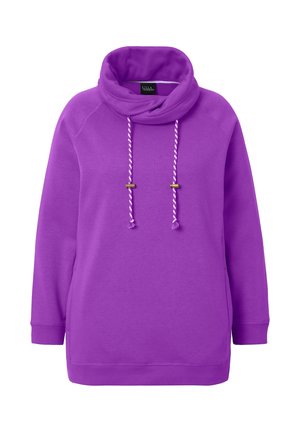 Sudadera morada con un alto cuello tipo cowl, que cuenta con cordones y acentos de metal. Material suave, corte holgado y mangas largas.
