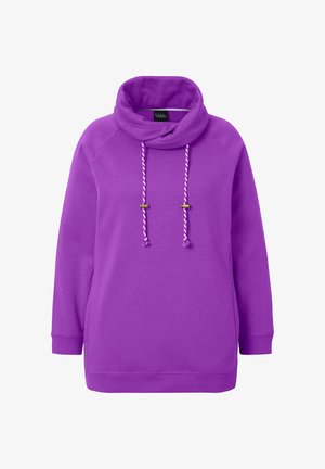 Fioletowa bluza z wysokim, luźnym kołnierzem, z sznurkami oraz metalowymi akcentami. Miękki materiał, luźny krój oraz długie rękawy.