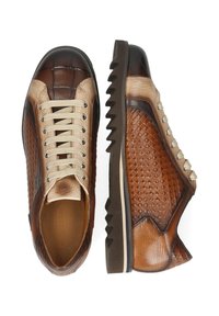Braune Ledersneaker mit einem strukturierten Wabenmuster, kontrastierender Zehenkappe, beigen Schnürsenkeln und einer gezackten Sohle für besseren Halt.