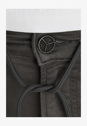 Pantalones gris oscuro con un botón metálico grabado con "PME Legend Jeans" y un cordón trenzado en la cintura para ajuste.