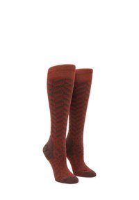 Paire de chaussettes montantes de couleur rouille avec des motifs chevrons sombres et léopard sur un fond blanc.