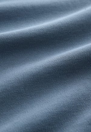 Strukturiertem Stoff in einem gedämpften Blauton, mit feinem Webmuster, glatter Oberfläche und dezenter Eleganz, ideal für verschiedene Anwendungen.