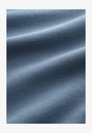 Teksturowana tkanina w stonowanym odcieniu niebieskiego, o delikatnym splocie, gładkiej powierzchni i subtelnym połysku, idealna do różnych zastosowań.