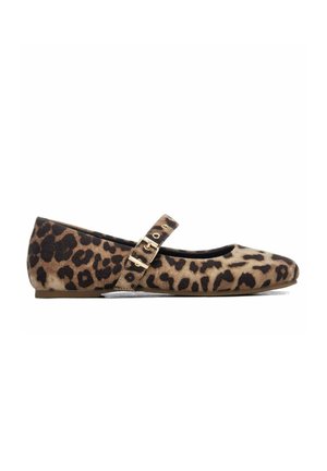 Zapato plano con estampado de leopardo en marrón y negro, con puntera redondeada y una sola correa en la parte superior asegurada con una hebilla dorada.