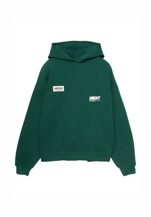 Groene hoodie met een voorzak, ribgebreide manchetten en zoom. Bevat een label met de tekst "SPEAK OUT" en de tekst met het woord "MIGHT" in het wit.
