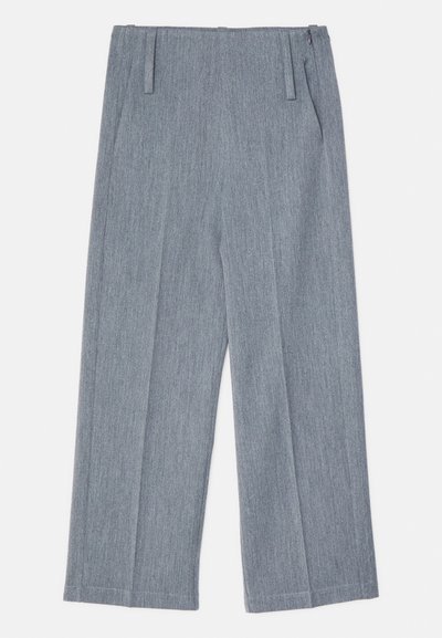 Pantalones de pierna ancha en gris claro, hechos de una tela texturizada, que presentan dos pliegues frontales y dos bolsillos laterales. Diseño limpio y a medida.