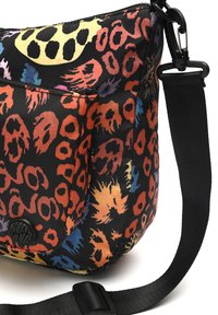 Õlakott erksavärvilise mitmevärvilise abstraktse loomamustriga ja musta reguleeritava rihmaga, millel on metallist klambriga kinnitus.