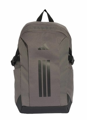 Zaino Adidas grigio con design nero a tre strisce, tasche laterali, spallacci regolabili e maniglia superiore, in posizione verticale su sfondo bianco.