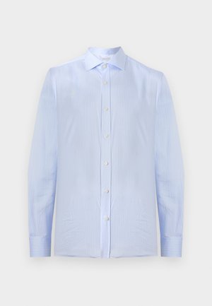 Muška košulja svijetlo plave boje s bijelim vertikalnim prugama, dugih rukava, s prednjim zakopčavanjem na gumbe, klasičnim ovratnikom i rukavima s gumbima.