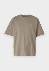Bruine katoenen T-shirt met korte mouwen, een ronde hals en een wit "Hollister" logo op de linkerborst. Zachte textuur, relaxte pasvorm.