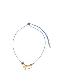 Collana con pendente a forma di animale in oro, dotata di cordino regolabile blu, ornata con perline colorate in ambra, trasparenti e con riflessi verdi.