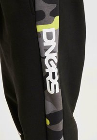 Dangerous DNGRS EVEN JOGGING - Treniņtērpa apakšdaļas - black white camo