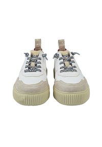 Białe skórzane trampki z beżowymi zamszowymi akcentami, wzorzystymi sznurówkami i fakturowaną kremową gumową podeszwą. Charakteryzują się sportową sylwetką i kontrastującymi materiałami.