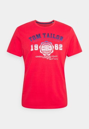 T-shirt rouge à manches courtes et col rond avec "Tom Tailor 1962" et texte graphique de la marque en bleu et blanc sur le devant.