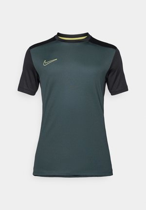 Tricou sportiv scurt din material de culoare verde închis și neagră, cu un logo Nike galben pe partea stângă a pieptului și guler rotund.