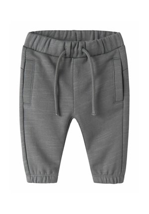Pantaloni de trening gri pentru copii mici cu talie elastică, șnur, buzunare laterale și manșete elastice la glezne pe fundal alb.