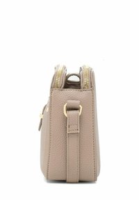 Beżowa torba skórzana o fakturze z dwoma złotymi zamkami na górze, małym uchwytem oraz przymocowaną pętlą na pasek po boku.