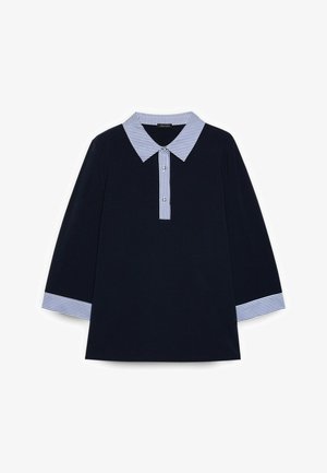 Donkerblauw shirt met lange mouwen en een kraag, knopenlijst en mouwboorden met witte en blauwe strepen.