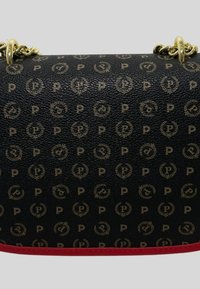 Borsa a mano nera con motivo e hardware dorato, caratterizzata da una superficie testurizzata e un accento rosso lungo il bordo inferiore. Inclusa tracolla a catena.