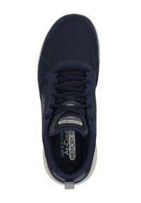 Scarpa atletica in rete blu navy con suola in gomma testurizzata, chiusura con lacci e etichetta sulla linguetta con "Skechers Air-Cooled Memory Foam."