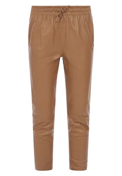 Un pantalon jogger en cuir marron avec une taille élastique dotée d'un cordon de serrage, deux poches latérales et des jambes fuselées. Texture lisse et brillante sur l'ensemble.