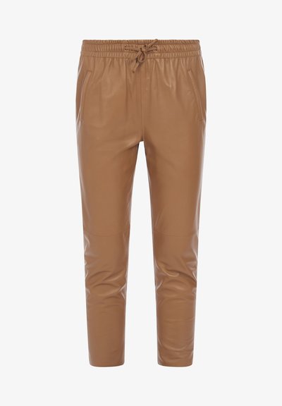 Un pantalon jogger en cuir marron avec une taille élastique dotée d'un cordon de serrage, deux poches latérales et des jambes fuselées. Texture lisse et brillante sur l'ensemble.