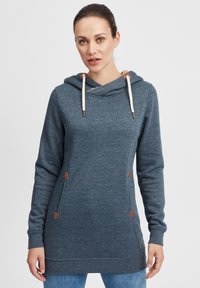 Felpa con cappuccio blu navy in tessuto morbido, caratterizzata da un collo alto, cordini beige e accenti triangolari marroni sulle tasche anteriori.