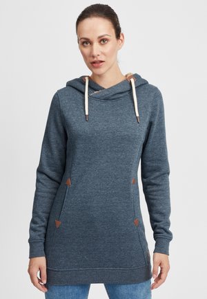 Navy blå hettegenser i myk stoff har en cowl-neck, beige snorer og trekantede brune detaljer på frontlommene.