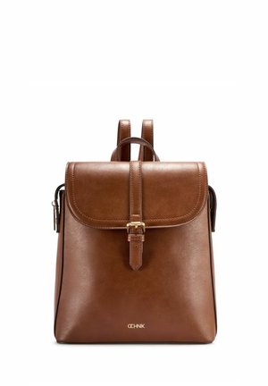 Brązowy skórzany plecak z górną klapą zapiętą na złotą klamrę, podwójnymi paskami na ramiona oraz małym logo z przodu.