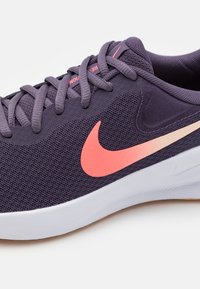Nike Performance REVOLUTION 7 - Scarpe da corsa su strada - dark raisin/crimson tint/white/hot punch