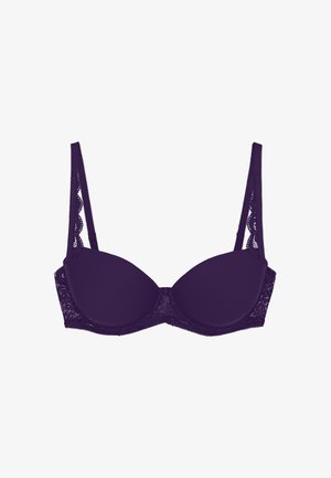 Soutien-gorge rembourré violet avec des accents en dentelle sur les côtés et les bretelles, dotée de bretelles réglables et d'une forme lisse et contour.