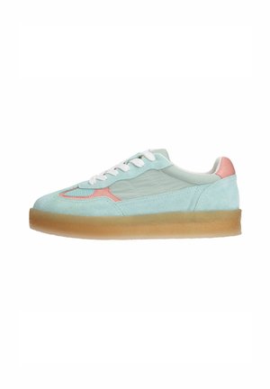 Lage sneakers in lichtblauwe suede en mesh, met een roze accent op de hiel, witte veters en een doorzichtige gumsole.