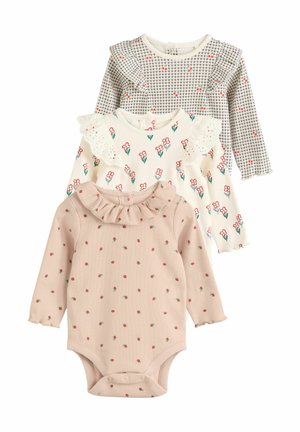 Tričko s dlhým rukávom: jedna ružová s rebrovanou textúrou a červeným kvetinovým vzorom, jedna biela s kvetinovými akcentmi a čipkou, jedna károvaná s volánovými rukávmi.