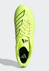 Scarpa da ginnastica gialla brillante con accenti neri, design elegante, punta arrotondata e chiusura con lacci. Presenta il logo a tre strisce prominente.