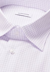 Chemise blanche à motifs à carreaux violet clair, col classique, avec deux boutons blancs visibles près du cou.