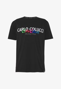 Sort bomulds t-shirt med korte ærmer, der har flerfarvet broderet tekst: "CARLO COLUCCI MILANO ITALY." Klassisk rund hals design.